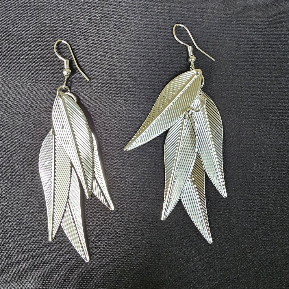 Silver tone dangle drop long light weight hook earing for date night